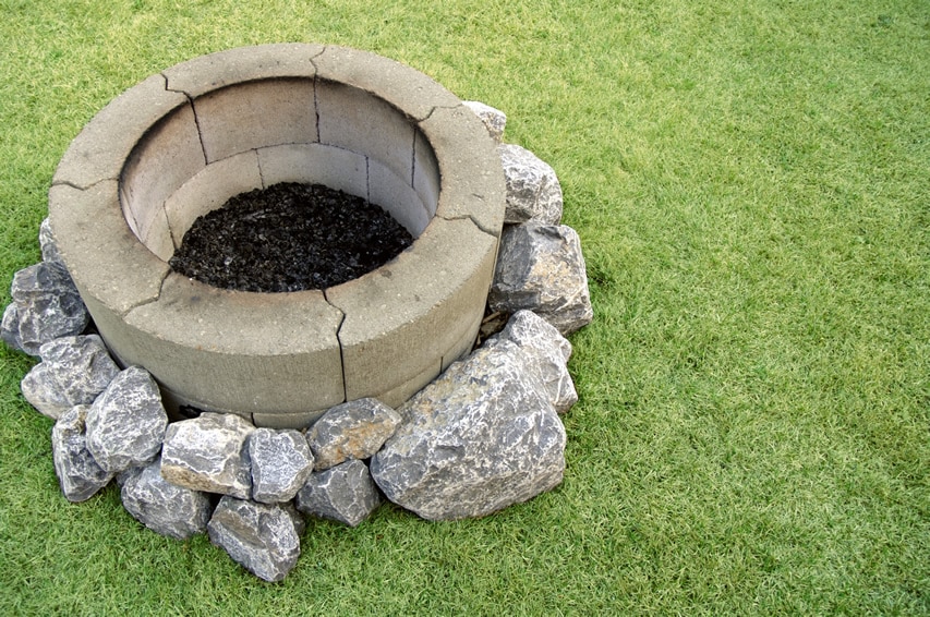 Basic fire pit with round cinder blocks and stones