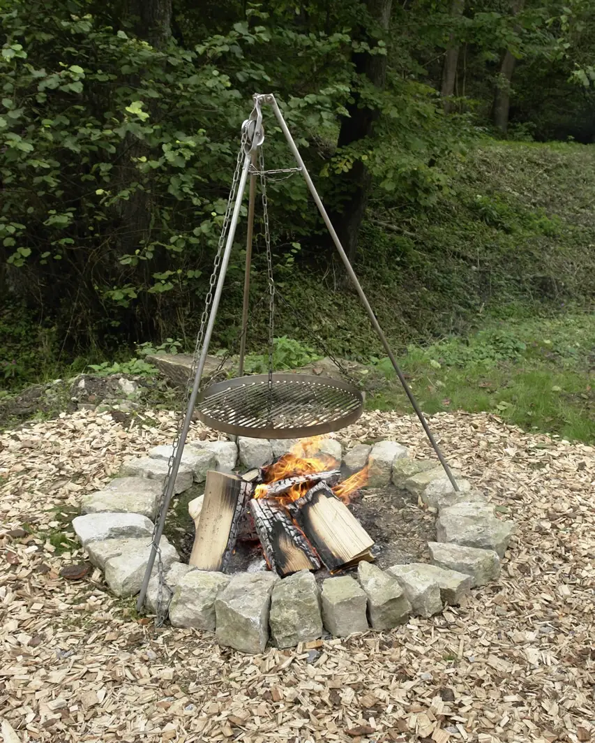 Basic rock fire pit with hanging grill rack
