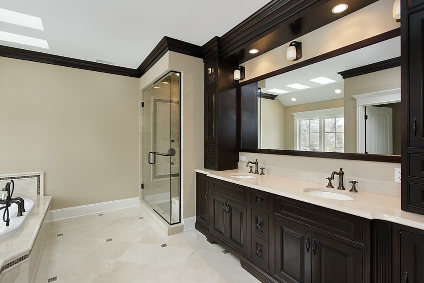 Bathroo, with cabinet in wengue finish