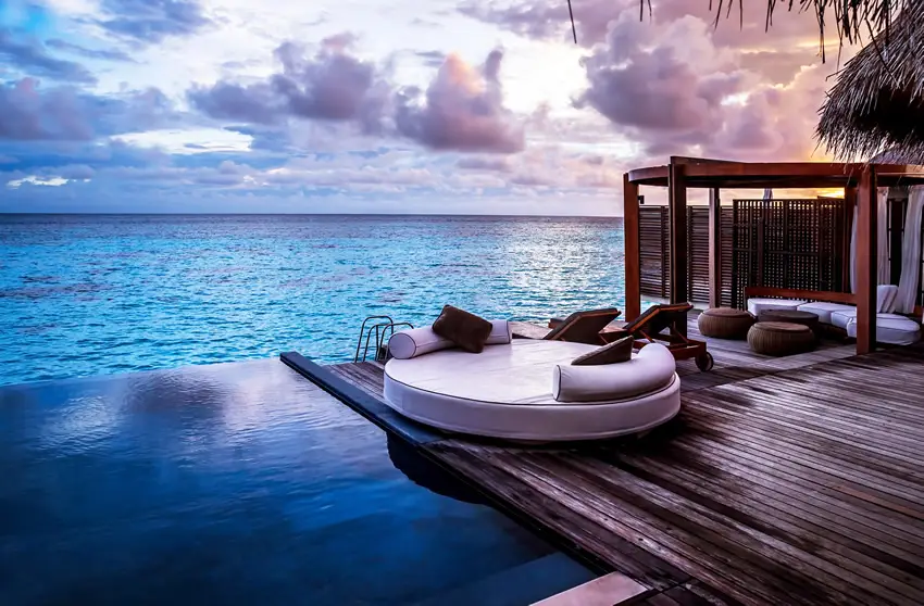 Splash pool with luxurious white seating