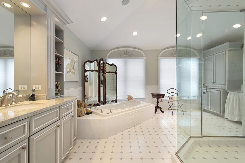 Bathjroom with ceramic tiles with diamond details, with detailed cornice