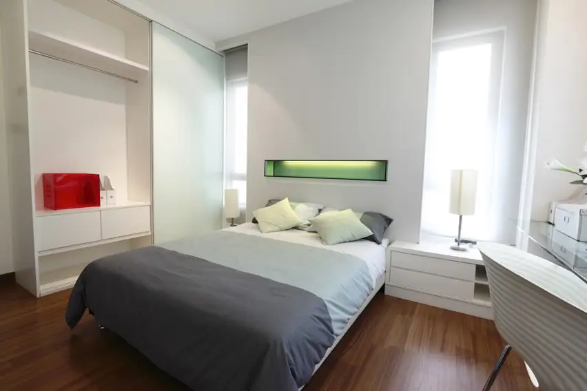 Rom with mahogany floors, bed and cabinet