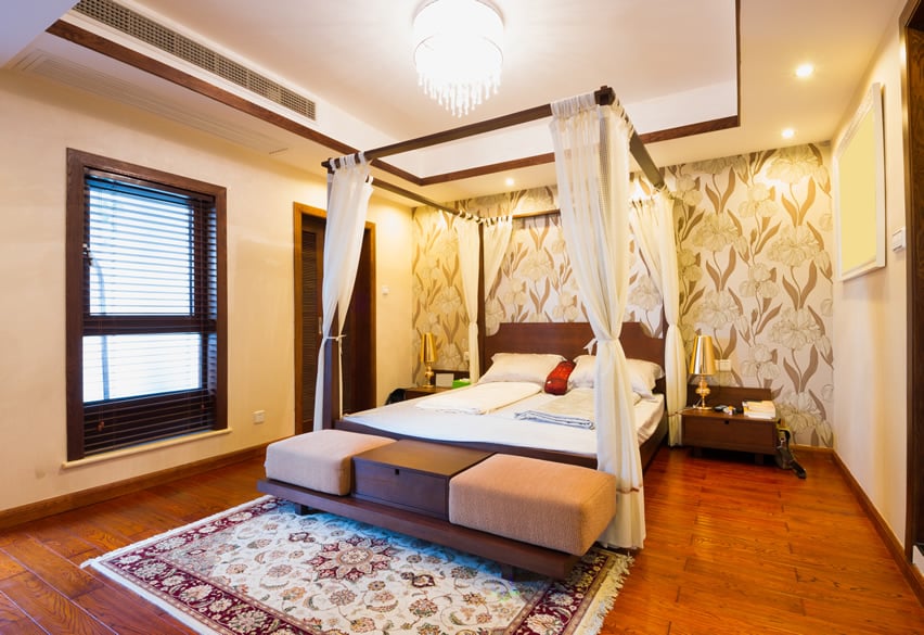 Luxury bedroom with 4 poster bed canopy