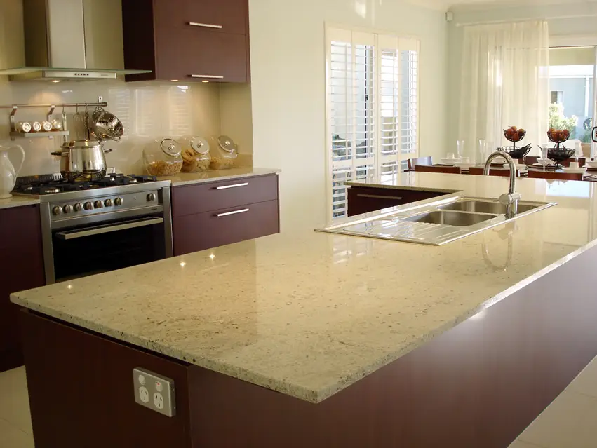 Laminated kitchen cabinets and white graphicote glass for the backsplash