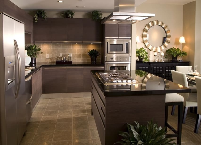 Kitchen with gilded mirror, natural stone backsplash and white dining chairs