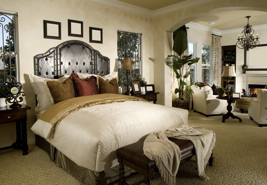 Light and bright bedroom elegantly decorated