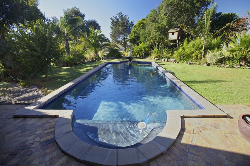 Long rectangular swimming pool with fountain
