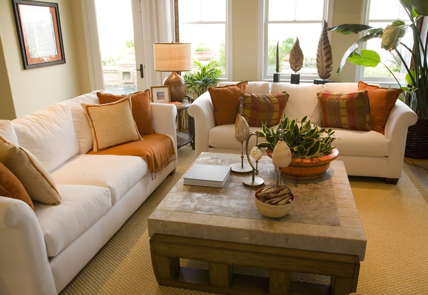 Room with earth colors, lampshade and shell decor