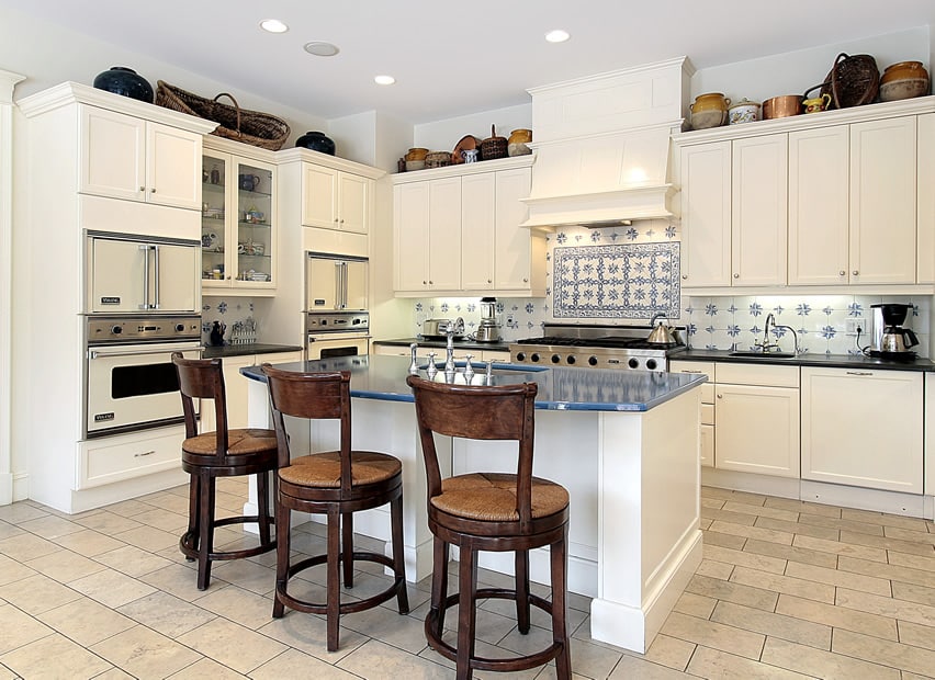 White l shaped kitchen with tile backsplash