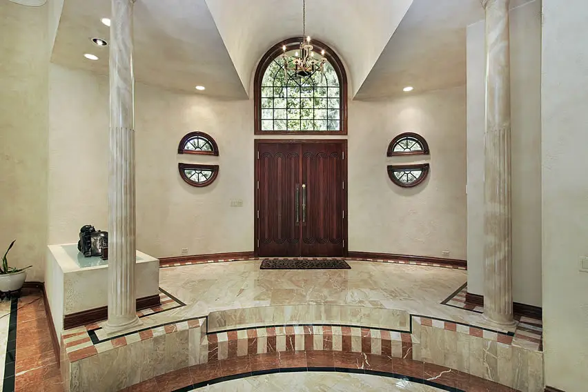 A circular and elevated foyer with two marble columns
