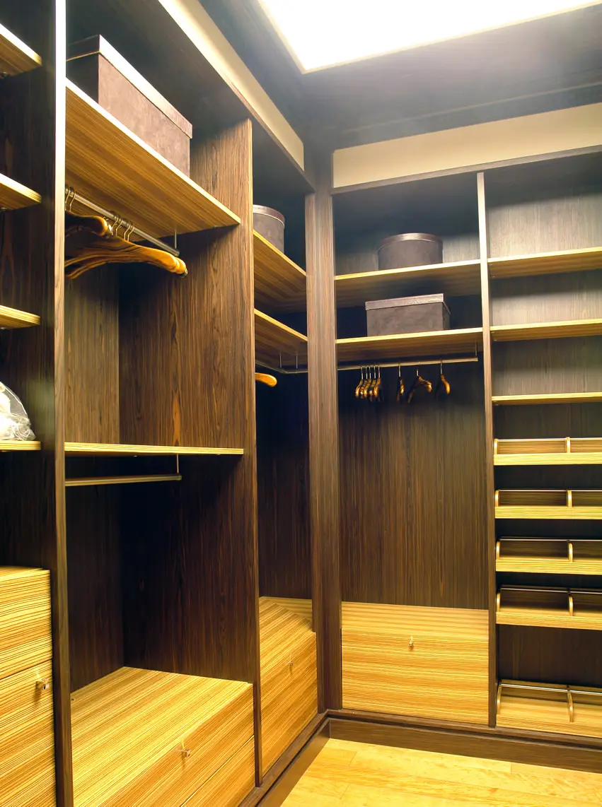 Drawers in pine laminate and dark wood combination