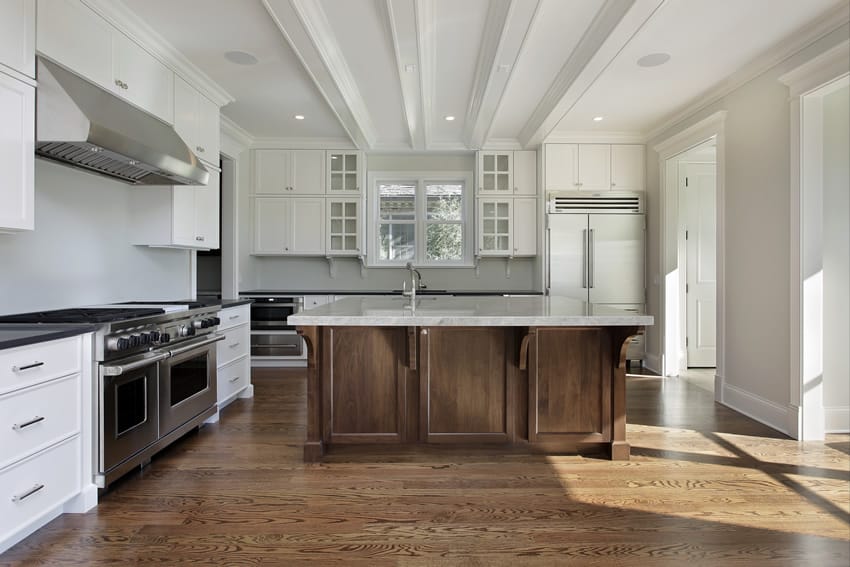 White wood shaker cabinet kitchen