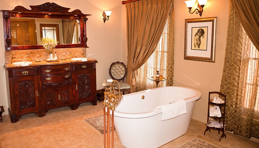 Elegant old fashioned bathroom with tub