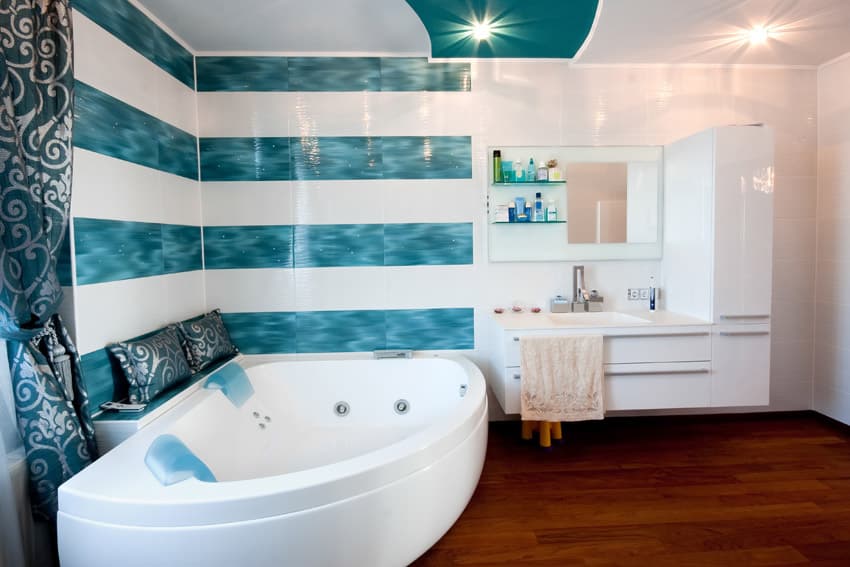Jet bathtub in bath with blue horizontal stripes