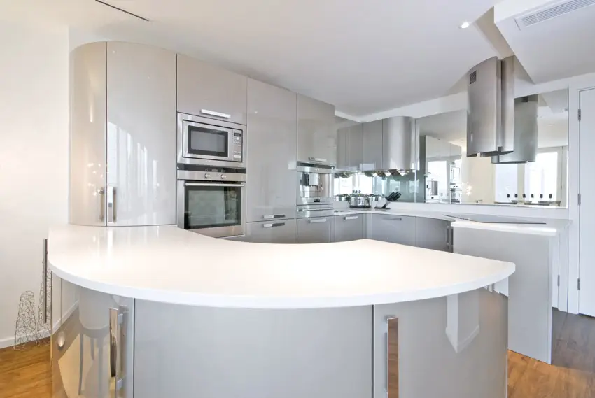 Curved island in modern kitchen