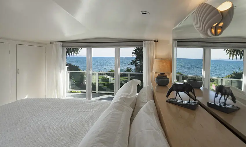 Oceanview luxury bedroom with views fom bed