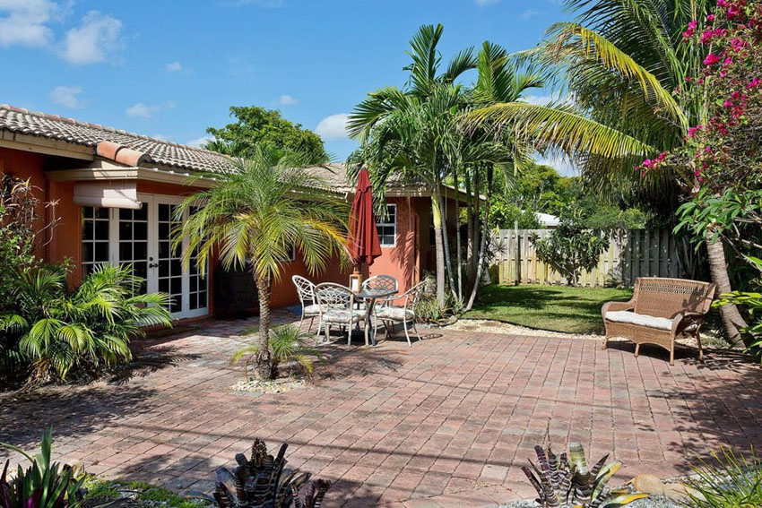 Tropical patio design with bricks