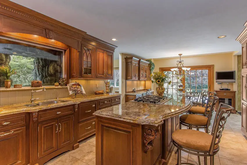 Kitchen with cabinets with decorative fronts and white ceiling