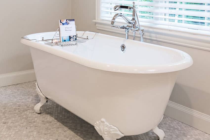 Bathroom with vintage imperial tub with white feet