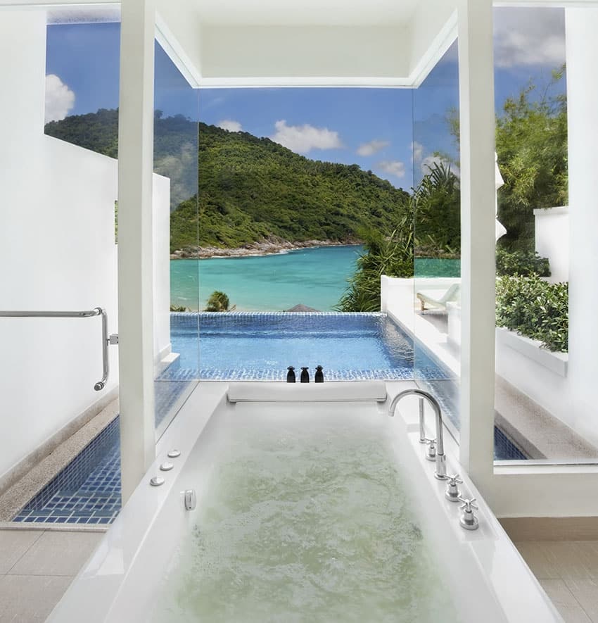 Amazing luxury bathtub with tropical ocean view