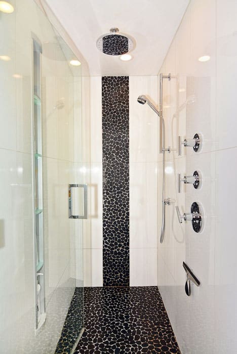 Bathroom with offwhite tiles with black stone accent strip