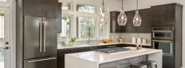 l-shaped-modern-kitchen-with-island-and-thassos-quartz-counter