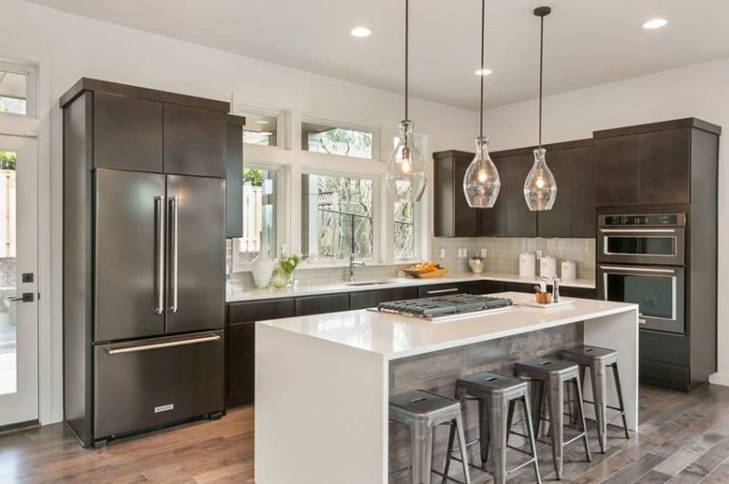 l shaped modern kitchen with island and thassos quartz counter 800x531