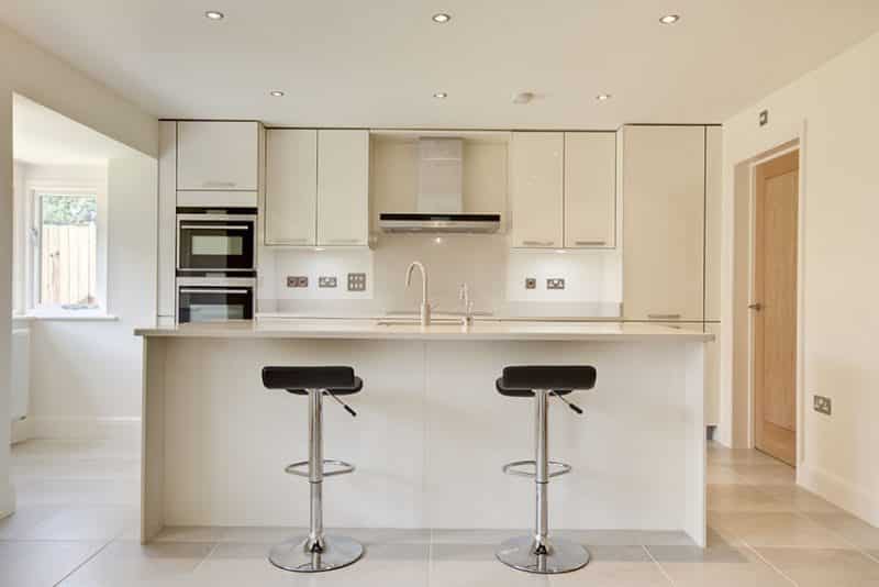 Modern Kitchen With Cream Cabinets Breakfast Bar Island 800x534 