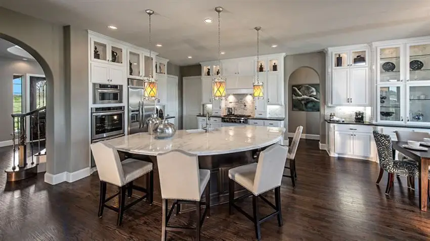 Traditional kitchen with curved island with calacatta michaelangelo polished marble