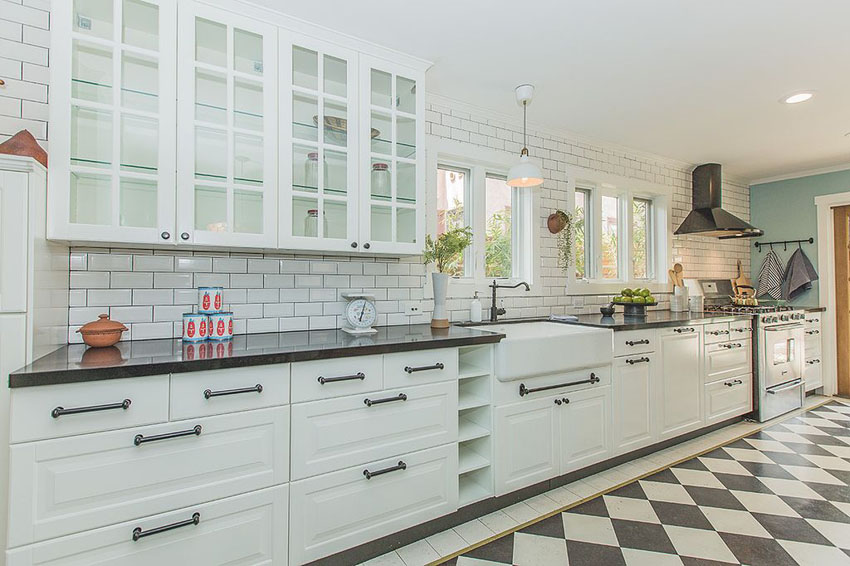 Kitchen with farmhouse sink and drawers with chrome pulls