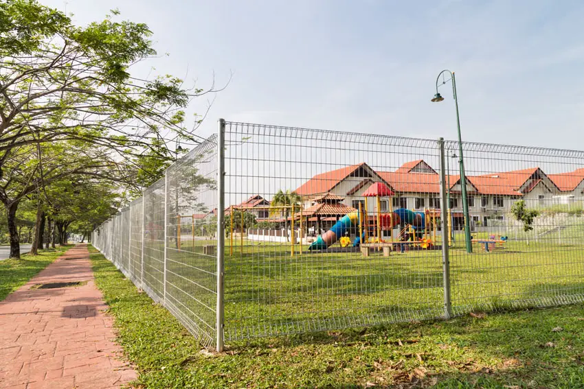 Aluminum medium weave fence