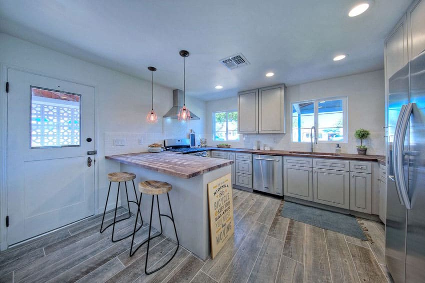 Cottage kitchen with peninsula and spruce wood floors