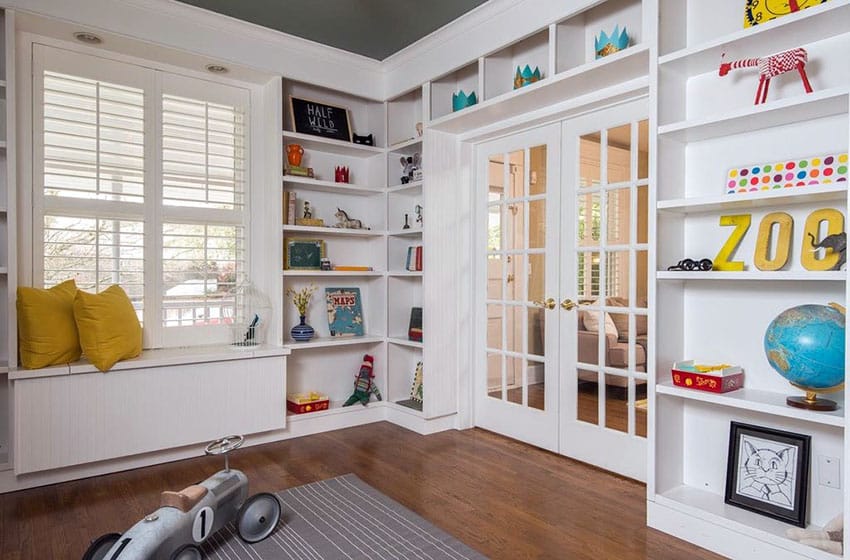 Room with built-in bookshelves with books and toys