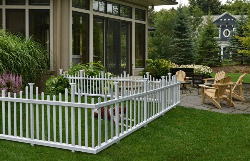 Small temporary fence in white vinyl