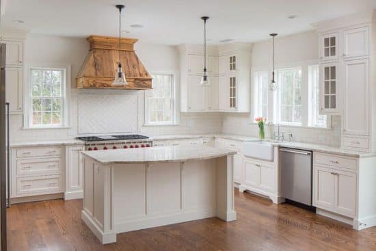 27 Gorgeous White Country Kitchens Pictures   Traditional Kitchen With White Cabinets Calacatta Carrara Marble Marble Counter Farmhouse Sink And Subway Tile 550x367 