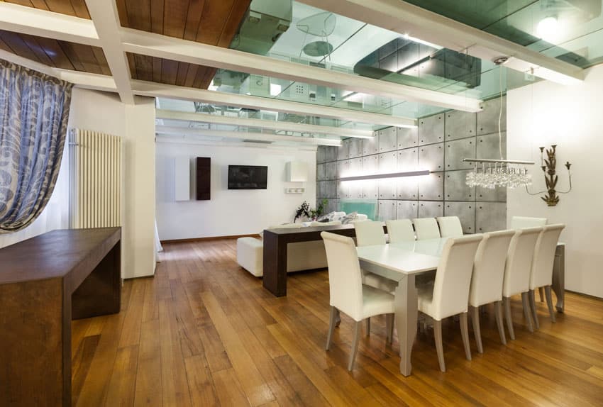 Room with silver panel walls, white beams and wood console table