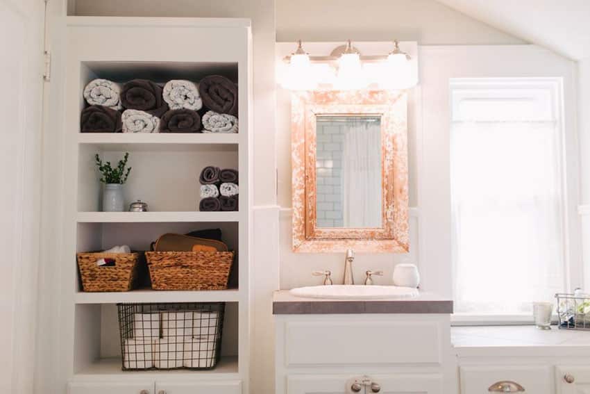 Compact bathroom with open shelving