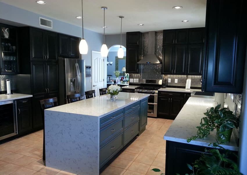 Kitchen with u-shape layout and stainless steel backsplash