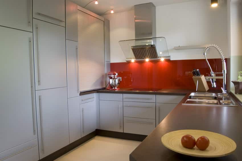 white-kitchen-with-red-backsplash