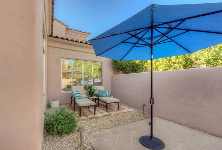 Small outdoor nook with gravel and square pavers