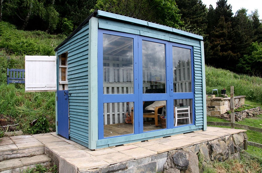DIY wood pallet shed