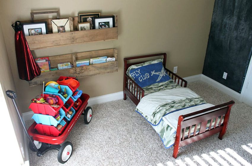 Kids bedroom with wood pallet book rack