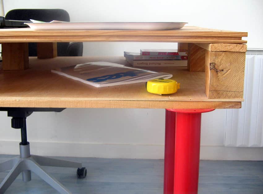 Pallet desk with metal legs