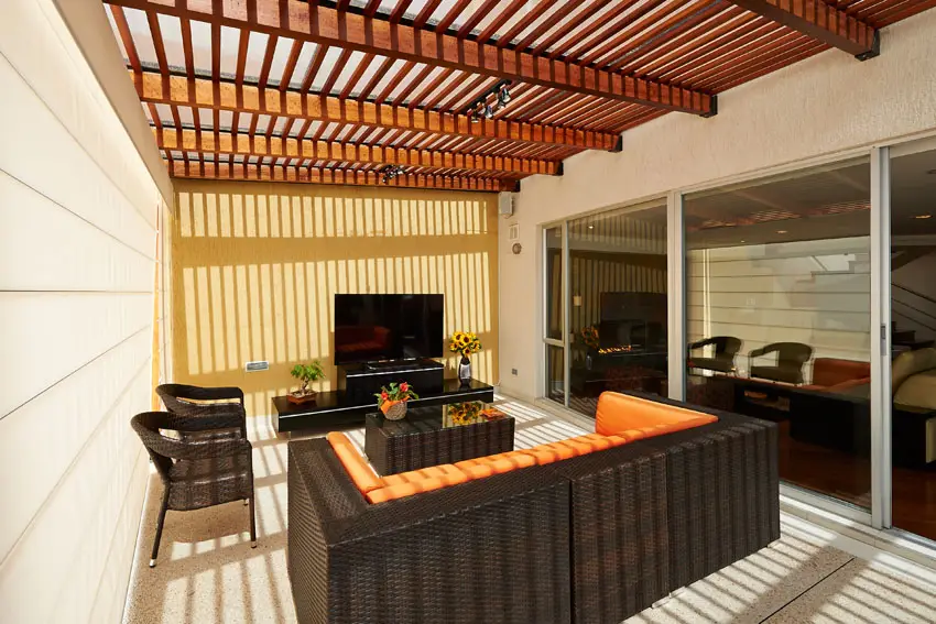 Pergola made of solid wood slats and flat sheet polycarbonate