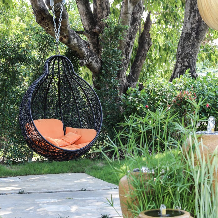Round swinging bench with cushions