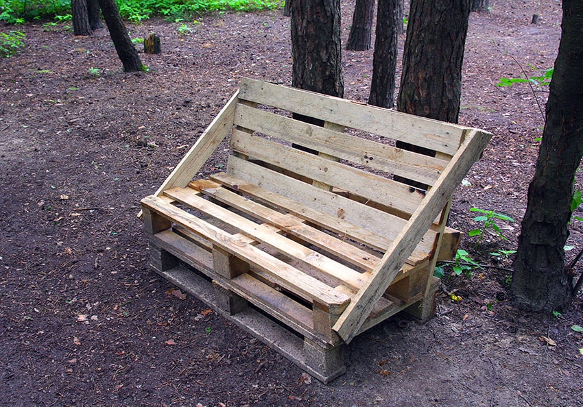 Rustic wood pallet bench