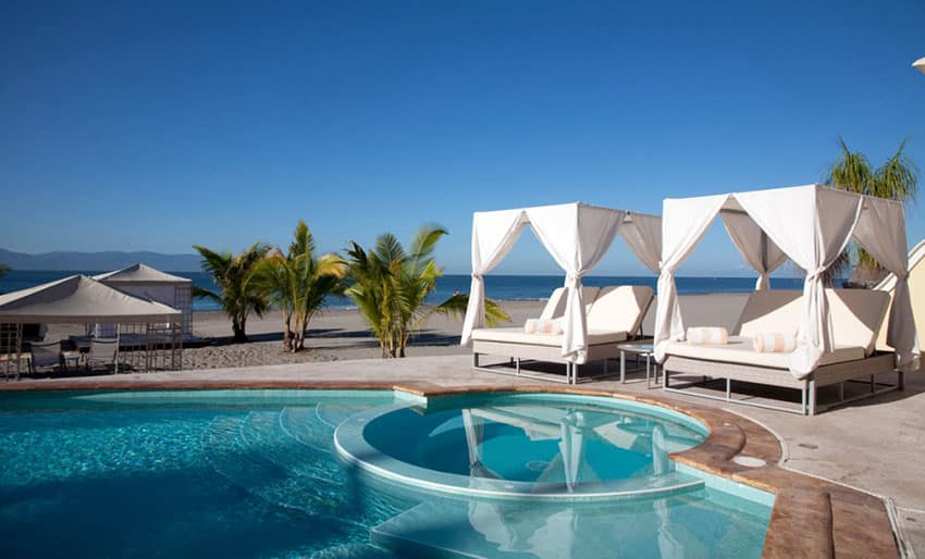 Cabines de piscine intimes avec rideaux d'ombrage