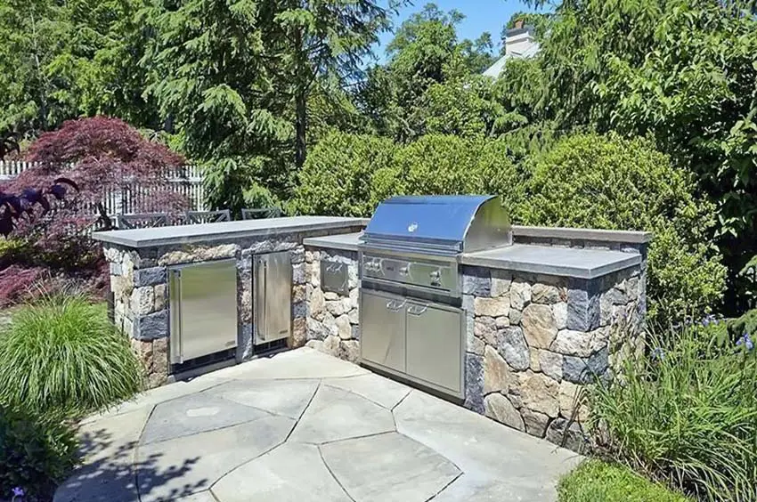 L shaped kitchen with rough stone and grill