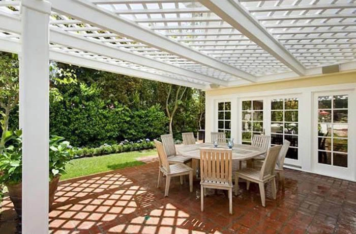 Lattice ceiling painted in white in an outdoor patio