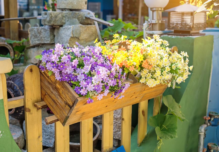 DIY wood fence planter with pretty flowers